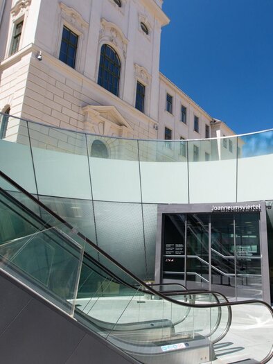 Moderner Eingangsbereich mit Rolltreppe im Joanneumsviertel Graz | © Graz Tourismus-Harry Schiffer