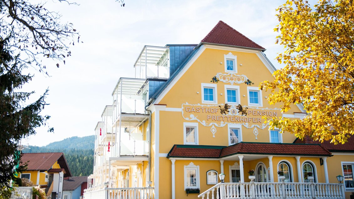 Man sieht eine Flasche Sekt mit zwei Gläsern und im Hintergrund eine schön Aussicht in die Natur.  | © Jogllandhotel Prettenhofer