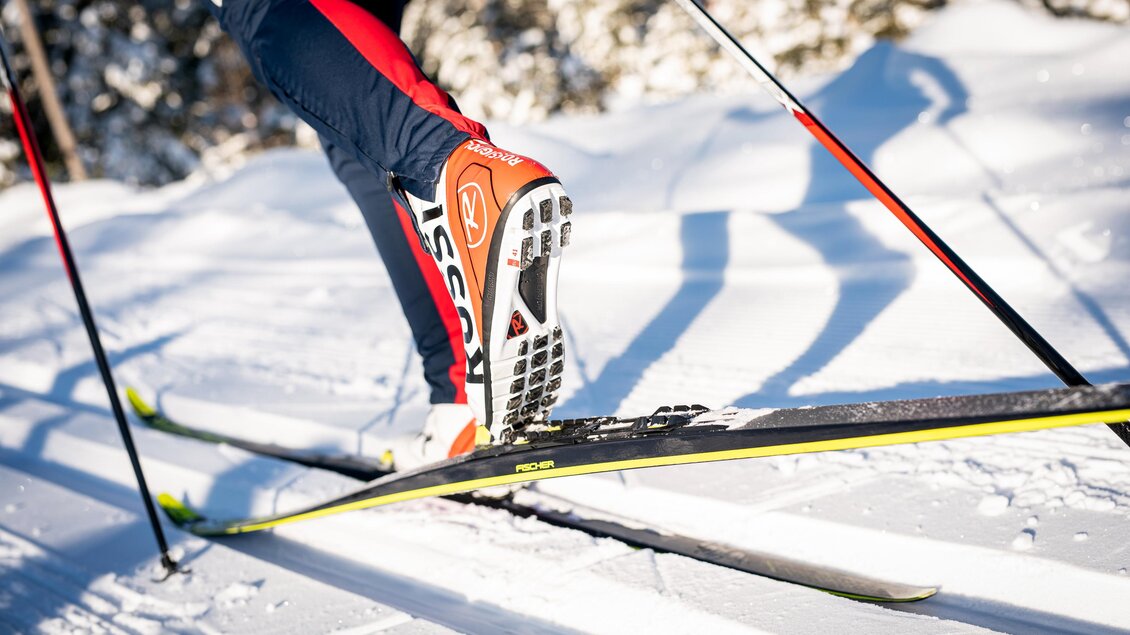 Ein Skifahrer auf einer schneebedeckten Strecke. Man sieht den Ski und den Fuß in einem leuchtenden Schuh. | © Oststeiermark Tourismus