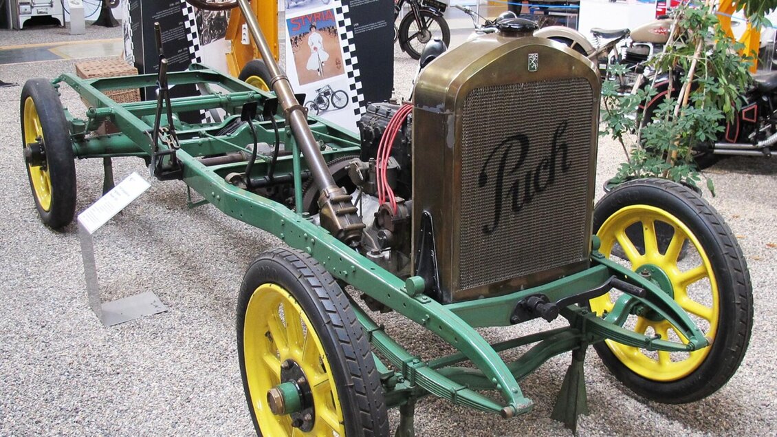 Altes Puch-Fahrgestell mit sichtbarem Motor und Lenkrad im Johann Puch Museum Graz | © Johann Puch Museum