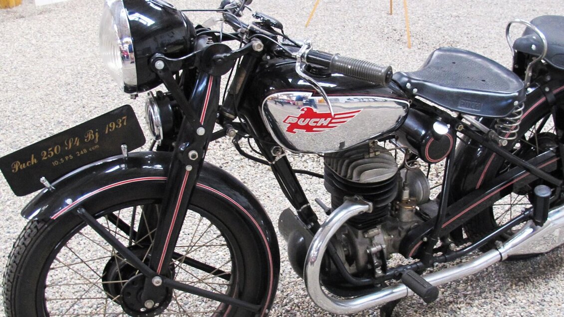 Historisches Puch 250 S4 Motorrad von 1937 mit Chromtank im Johann Puch Museum Graz | © Johann Puch Museum