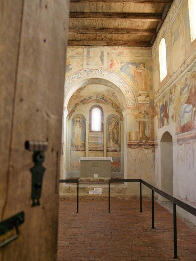 A historic interior with beautiful wall paintings and a wooden floor. The room has high ceilings and large windows that let in light. | © Marlene Eggmayr