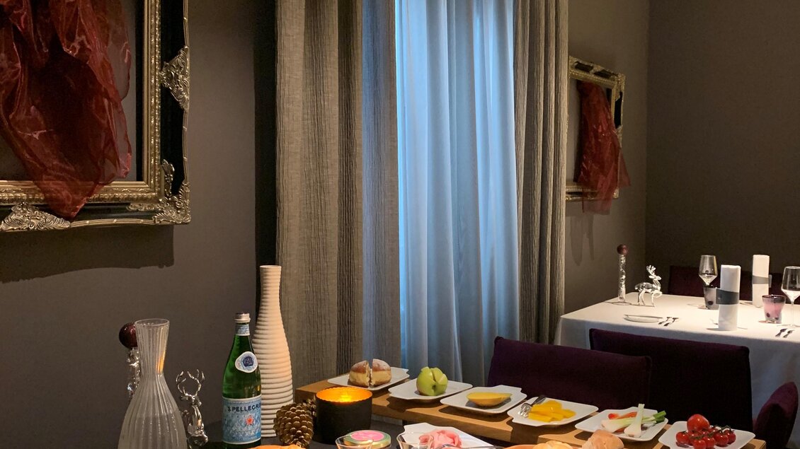 Ein eleganter Frühstückstisch mit verschiedenen Speisen und Getränken. Das Zimmer hat große Fenster mit Vorhängen und eine stilvolle Atmosphäre. | © Co:/mikejohann