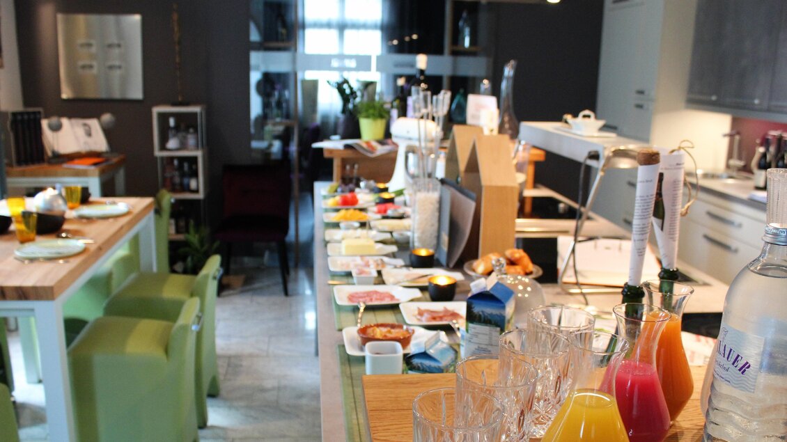 Ein modernes Frühstücksbufett in einer eleganten Küche. Verschiedene Speisen und Getränke sind schön angerichtet. | © Co:/mikejohann