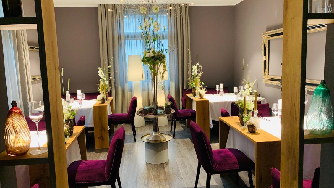 Ein elegantes Restaurant mit geschmackvoll gedeckten Tischen und stilvollen Stühlen. Sanftes Licht und dekorative Pflanzen schaffen eine einladende Atmosphäre. | © Co:/mikejohann