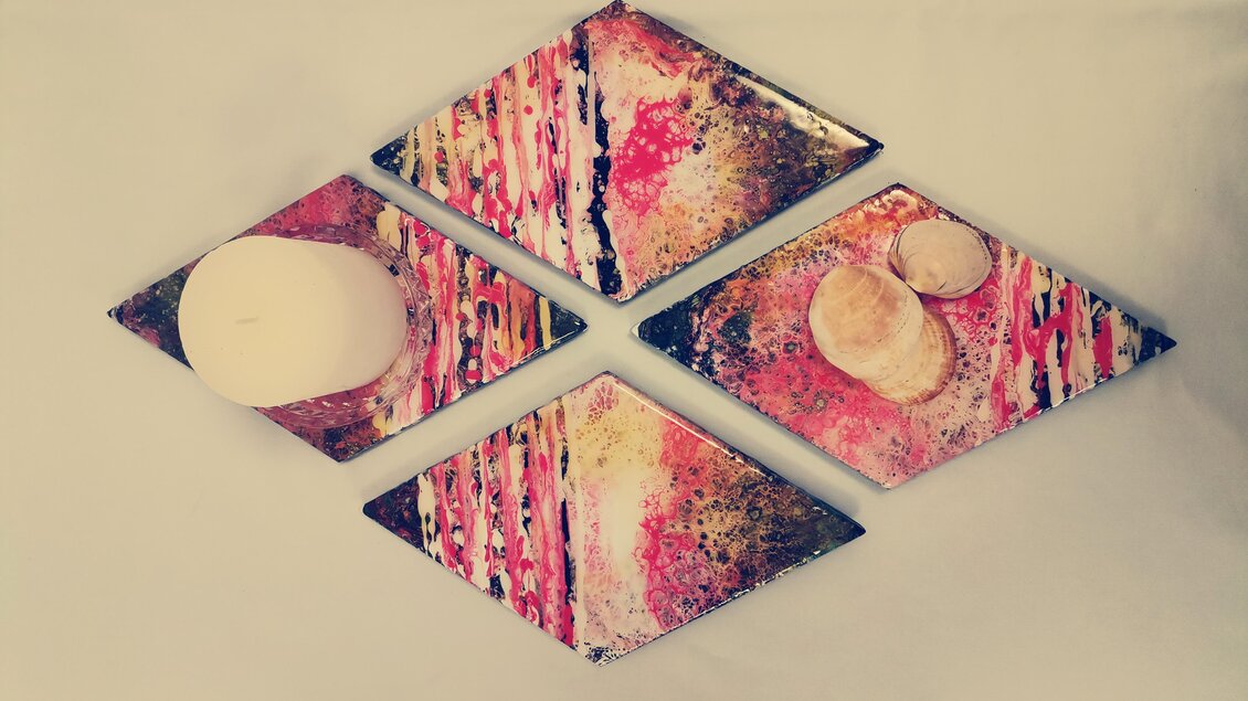 Eine dekorative Anordnung von vier geometrischen Platten mit bunten Mustern. Zwei Platten enthalten runde, helle Objekte. | © JULIA HAUCK ART 