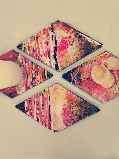 Eine dekorative Anordnung von vier geometrischen Platten mit bunten Mustern. Zwei Platten enthalten runde, helle Objekte. | © JULIA HAUCK ART 