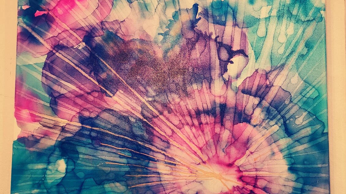 Ein abstraktes Gemälde mit lebendigen Farben in Blau, Rosa und Lila. Die verschiedenen Muster erinnern an ein blühendes Blumenmotiv. | © Julia Hauck 