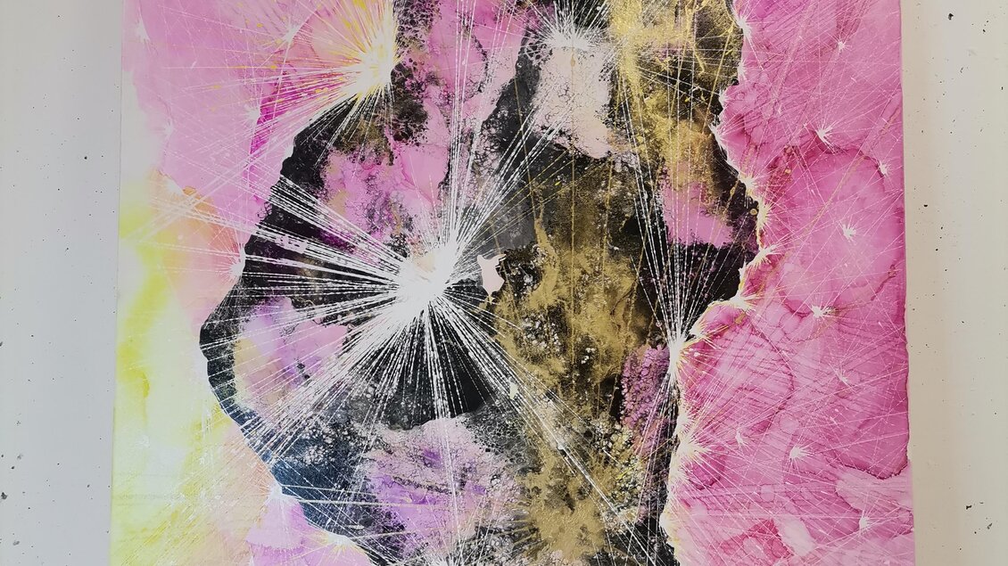 Ein farbenfrohes Kunstwerk mit rosa und gelben Tönen. In der Mitte sind abstrakte Formen und Strukturen zu sehen. | © Julia Hauck