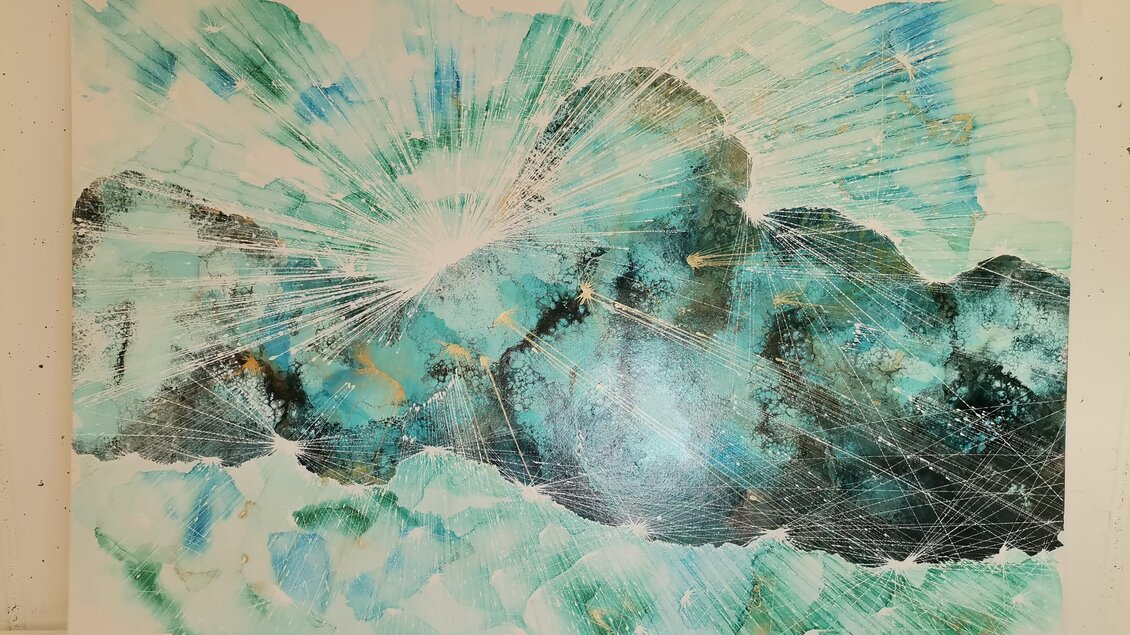 Eine abstrakte Darstellung von Bergen in verschiedenen Blautönen, durchzogen von strahlenden Lichtern. Die Komposition vermittelt ein Gefühl von Tiefe und Bewegung. | © Julia Hauck