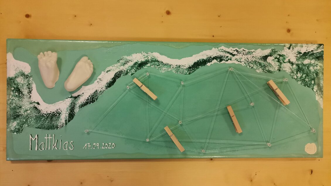 Eine künstlerische Darstellung eines Strandes mit Fußabdrücken und nautischen Elementen. Die Farben sind in verschiedenen Grüntönen mit einem klaren blauen Himmel. | © Julia Hauck