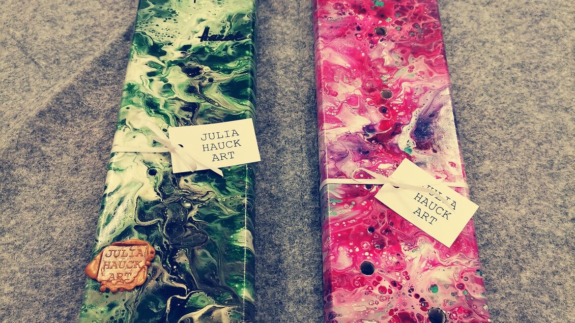 Zwei lange Kunstwerke in verschiedenen Farben. Links in grünen und weißen Tönen, rechts in pinken und roten Nuancen. | © Julia Hauck