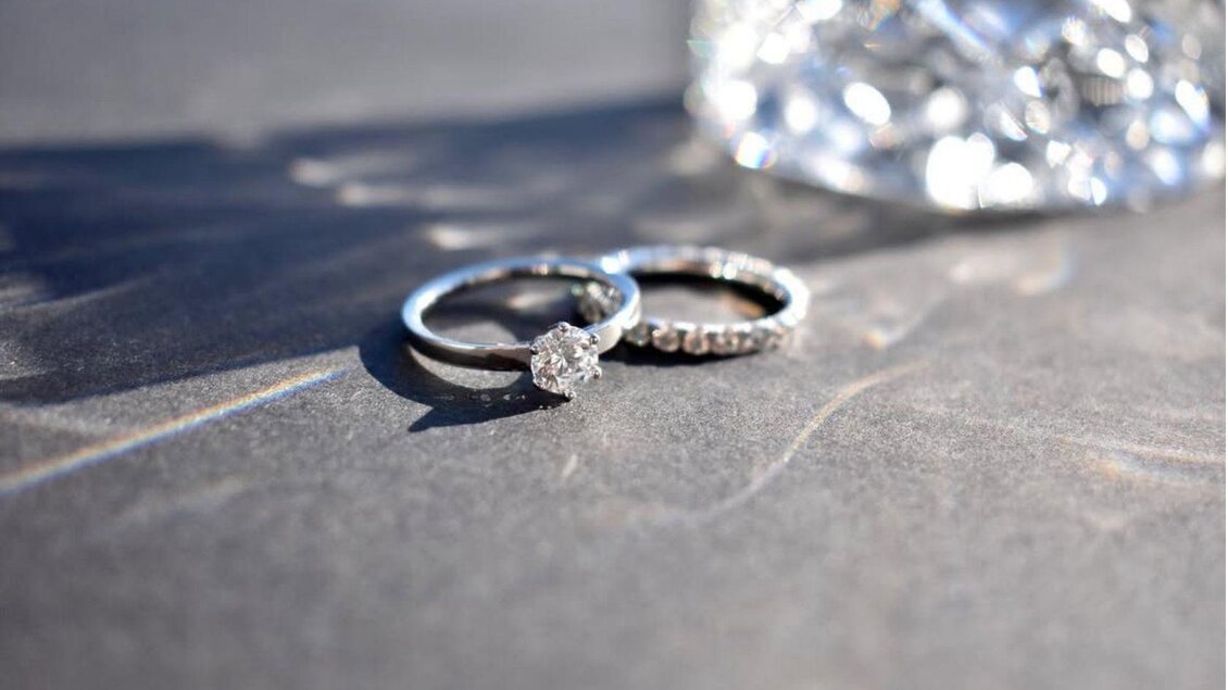 Eine Auswahl an luxuriösen Uhren auf einem Ausstellungstisch. Die Uhren haben unterschiedliche Designs und Farben, darunter Zifferblätter mit sichtbarem Uhrwerk. | © Juwelier Pleiner_Antonia Pleiner