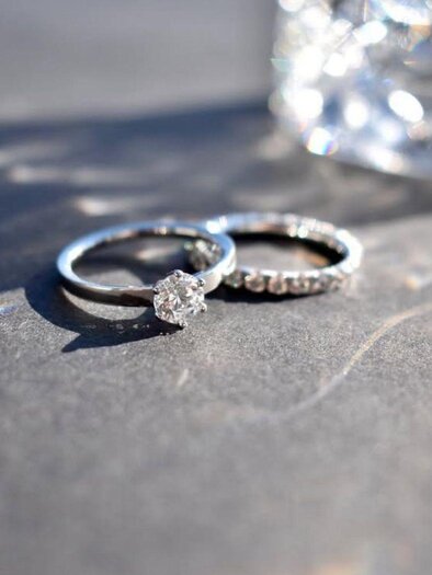 Eine Auswahl an luxuriösen Uhren auf einem Ausstellungstisch. Die Uhren haben unterschiedliche Designs und Farben, darunter Zifferblätter mit sichtbarem Uhrwerk. | © Juwelier Pleiner_Antonia Pleiner