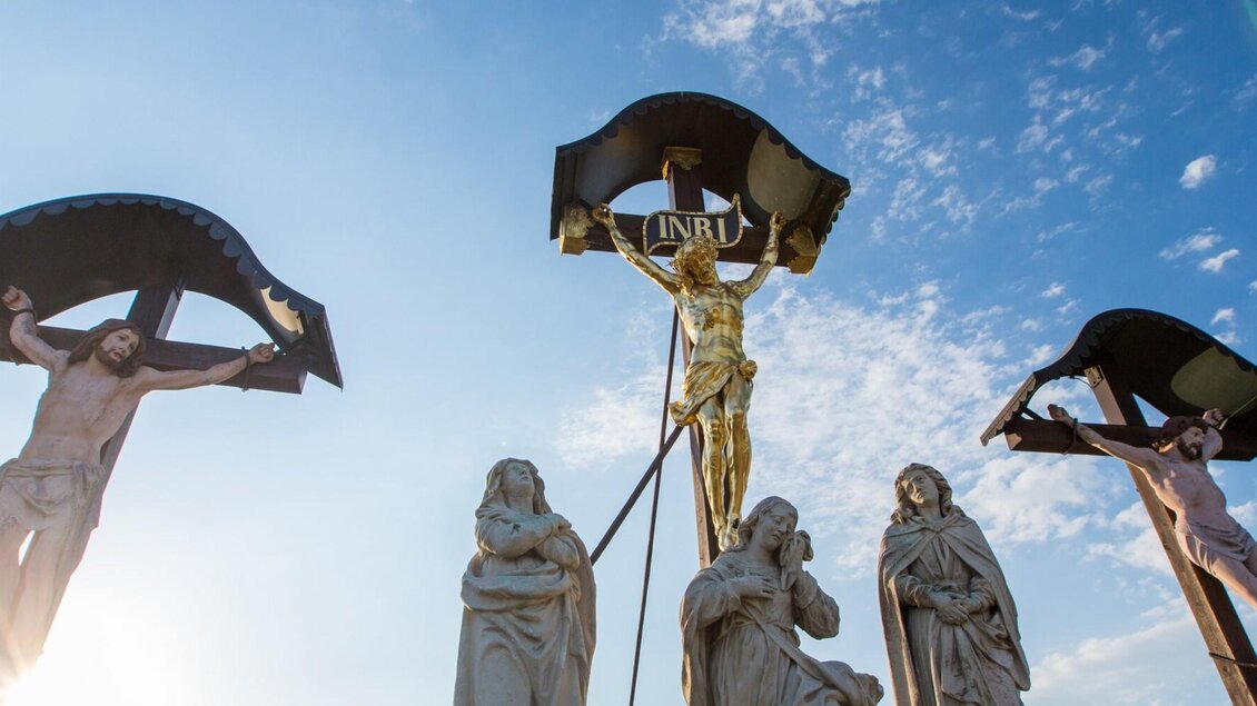 Drei Kreuze mit Christus und zwei Schächerfiguren sowie Heiligenstatuen auf dem Kalvarienberg Graz | © Graz Tourismus-Harry Schiffer
