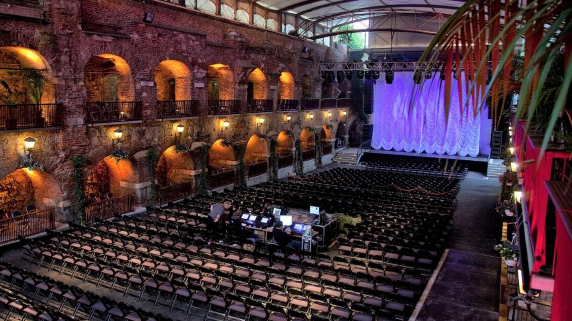 Kasemattenbühne Graz mit historischen Mauern, Sitzreihen und beleuchteter Bühne unter überdachtem Gewölbe | © Palme Peter