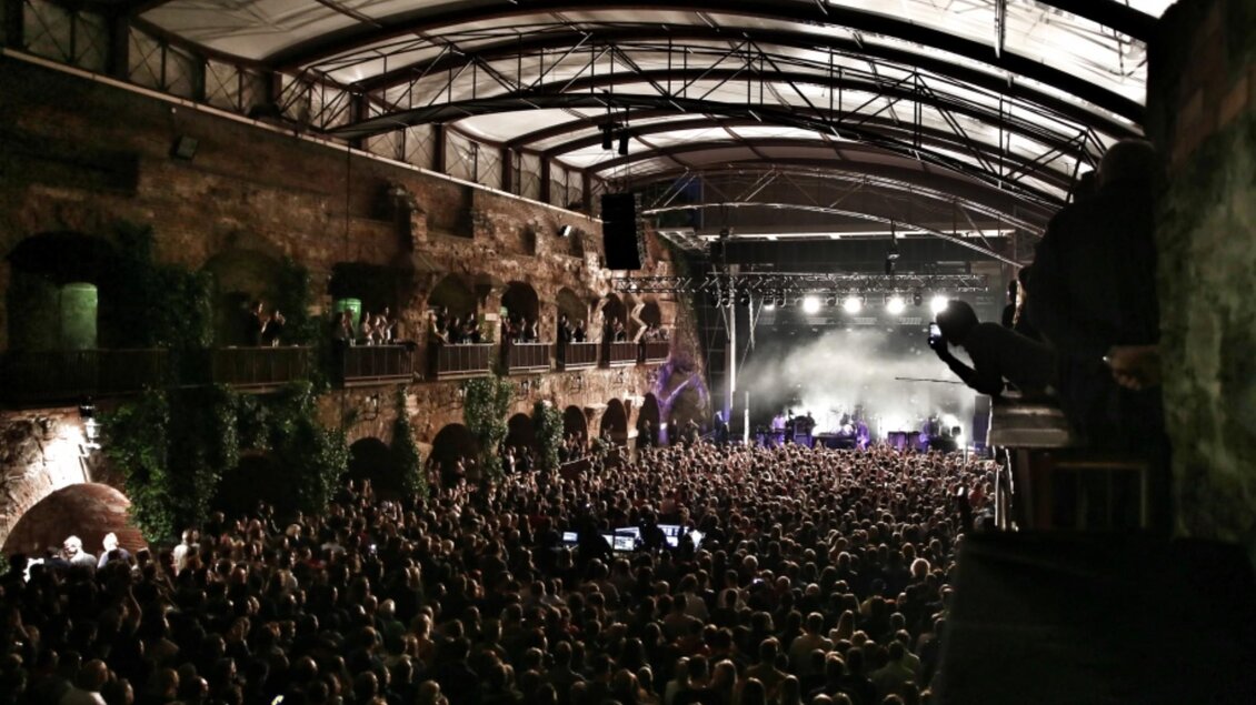 Konzertveranstaltung auf der Kasemattenbühne Graz mit voller Zuschauermenge und beleuchteter Bühne unter Gewölbedach | © Lucy Liu