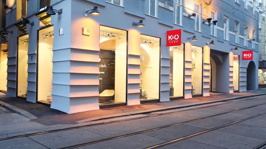 Moderne Geschäftsfront mit großen Schaufenstern und Straßenbahnschienen in der Innenstadt von Graz | © Kastner & Öhler