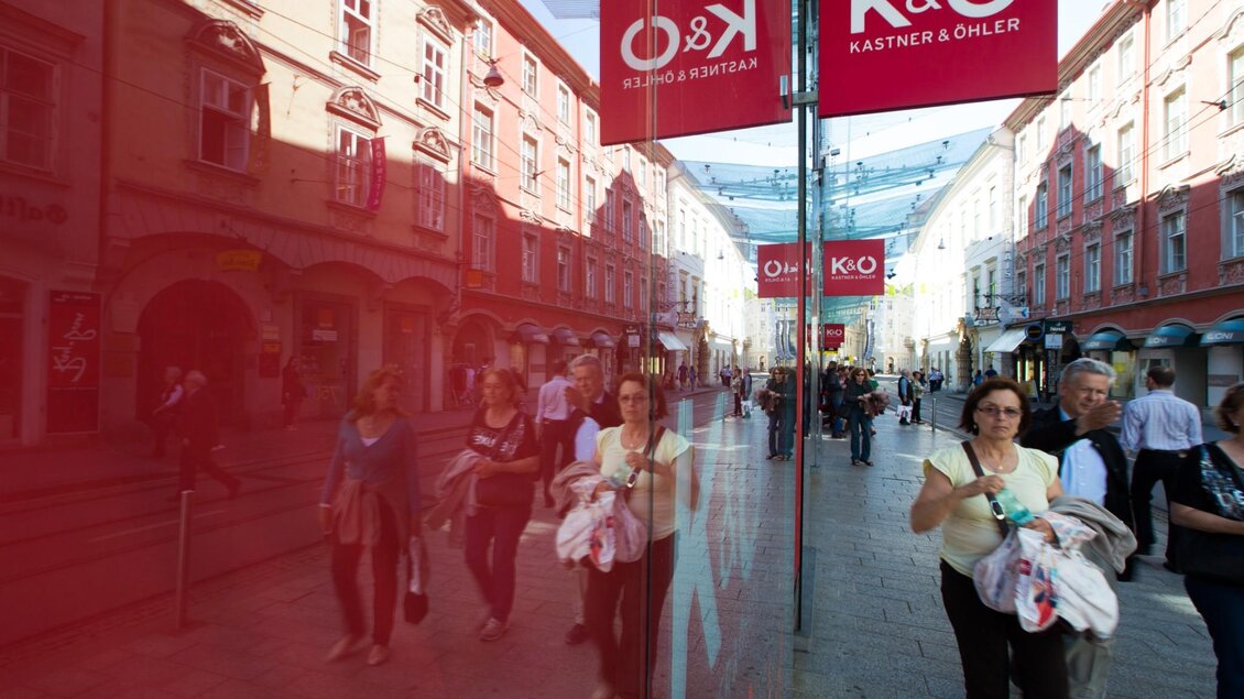 Fußgängerzone in der Grazer Innenstadt mit historischen Häusern, Glasfassade und Einkaufspublikum | © Graz Tourismus - Harry Schiffer