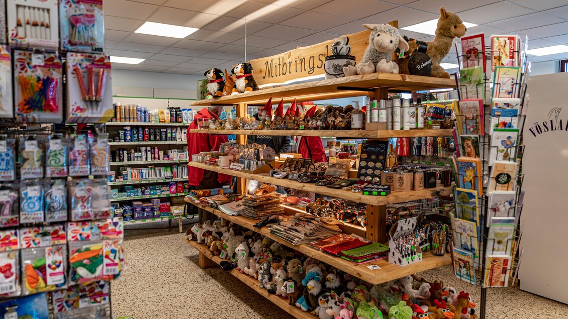 Ein Verkaufsraum mit Regalen voller Spielzeug und Souvenirs. Auf einem großen Holzregal sind verschiedene Plüschtiere und Geschenke ausgestellt. | © Christine Höflehner