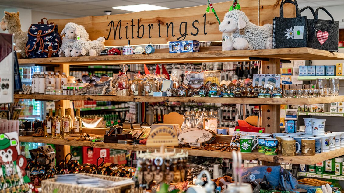Ein hübscher Geschenkeladen mit bunten Souvenirs und Handwerksartikeln. Regale sind gefüllt mit verschiedenen Produkten, darunter Plüschspielzeug und Dekoartikel. | © Christine Höflehner