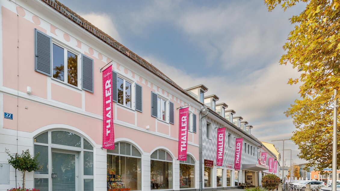 Außenansicht mit Fahnen | © © Kaufhaus Thaller