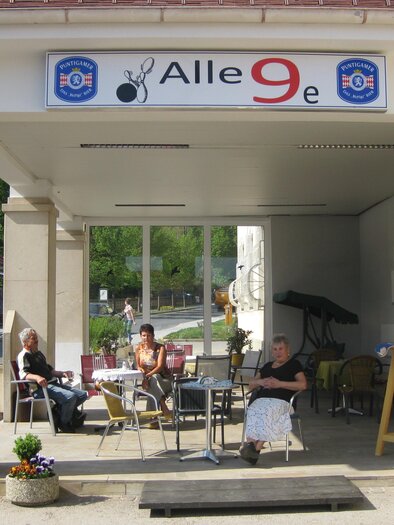 Überdachter Sitzbereich vor der Kegelbahn Alle 9e in St. Radegund.