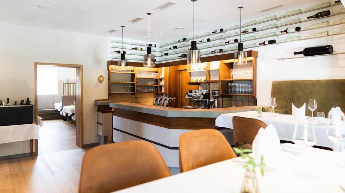 Ein modernes Restaurant mit einem eleganten Bartresen und stilvollen Möbeln. Die Atmosphäre ist hell und einladend. | © Kehlberghof
