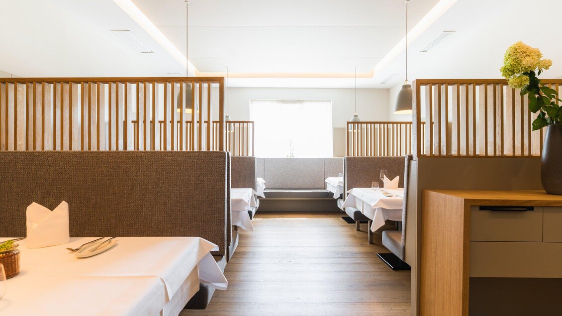 Ein modernes Restaurant mit hellen Farbtönen und bequemen Sitzbereichen. Die Einrichtung ist schlicht und elegant, mit Holzelementen und einer einladenden Atmosphäre. | © Kehlberghof