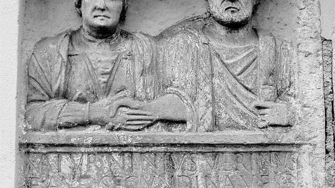 Eine reliefartige Darstellung von zwei Personen, die sich die Hände schütteln. Die Figuren tragen antike Gewänder und sind in monumentaler Art gestaltet. | © Gemeinde Geistthal-Södingberg