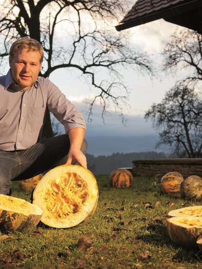 Herr Langreiter beim Kürbis putzen | © Kernöl Langreiterhof vlg. Matibauer