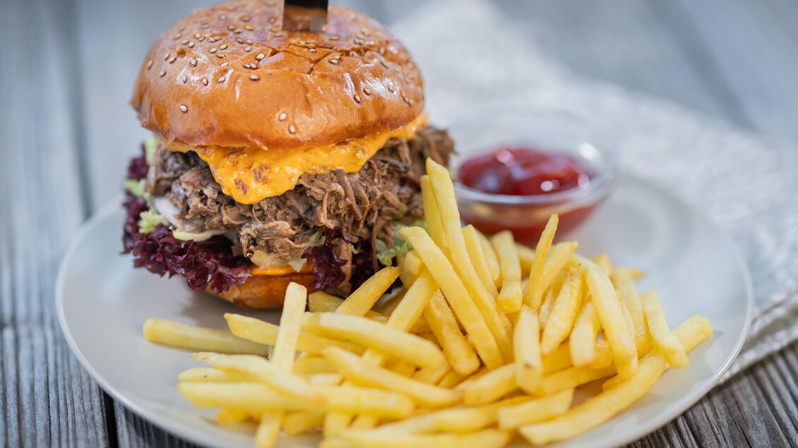Pulled Beef Burger in der Kessler Alm | © Harald Steiner