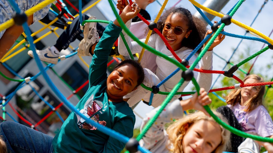 Eine Gruppe von Kindern spielt auf einem bunten Klettergerüst im Freien. Sie lachen und haben viel Spaß beim Spielen. | © © Stadtgemeinde Feldbach