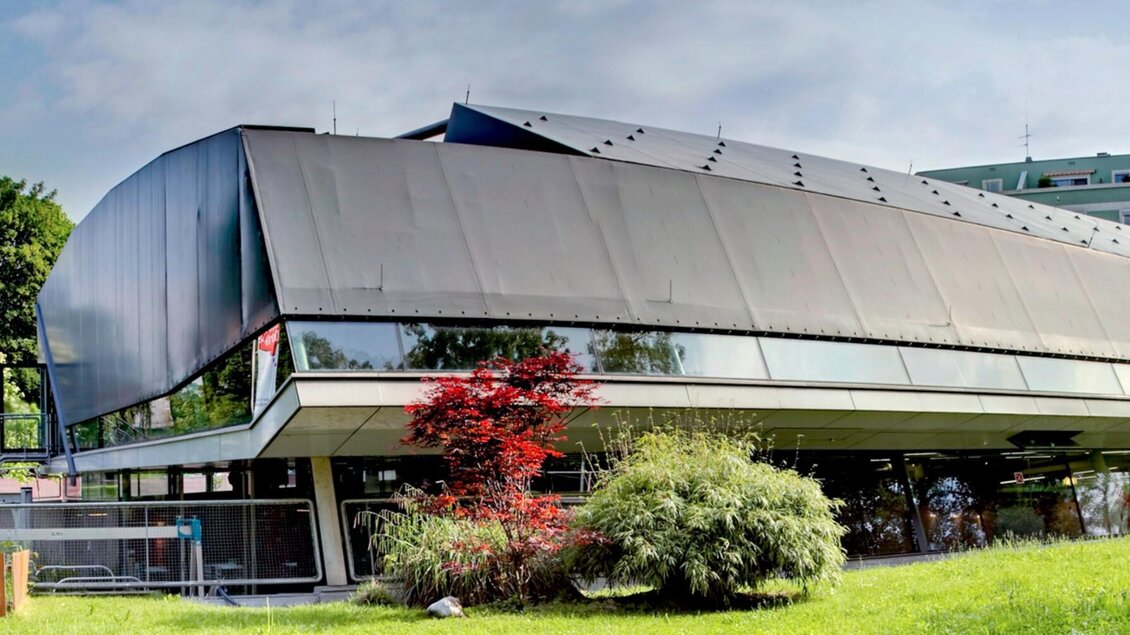 Außenansicht des Kindermuseums Frida & Fred mit moderner Architektur und Grünfläche in Graz | © FRida und freD-Hannes Loske