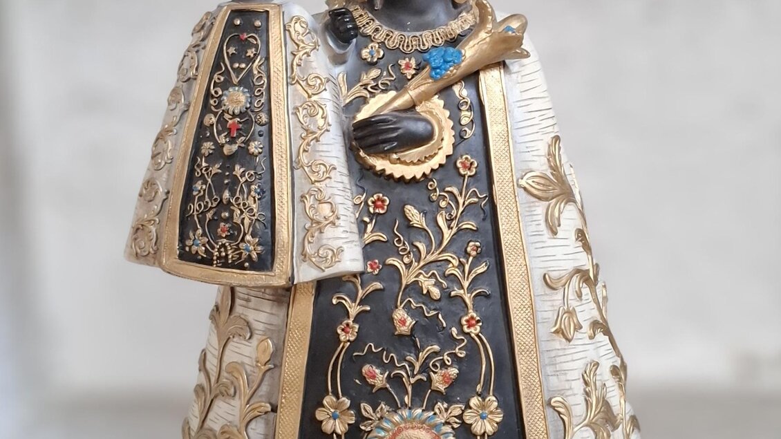 Eine Statue der schwarzen Madonna mit einer Krone und einem Kind in den Armen. Die Figur ist reich verziert und hat eine elegante Kleidung mit floralen Motiven. | © Beate Koller