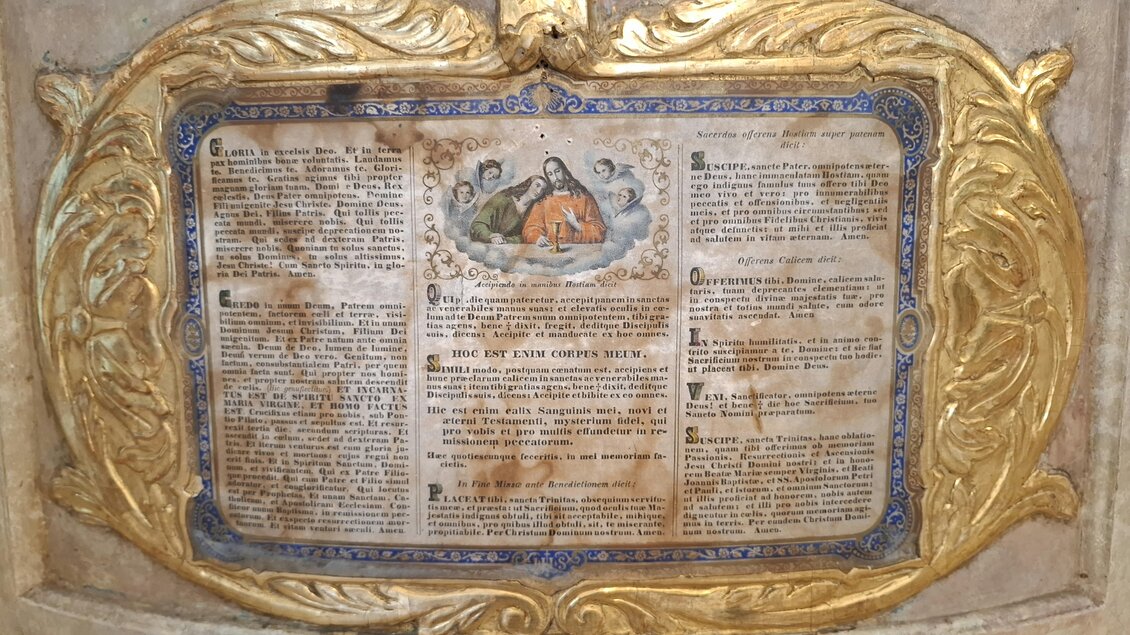 Ein kunstvoll gerahmtes Manuskript mit religiösem Text und einer Darstellung von Christus umgeben von Jüngern. Die goldene Verzierung und die bunten Details verleihen dem Dokument eine besondere Eleganz. | © Beate Koller