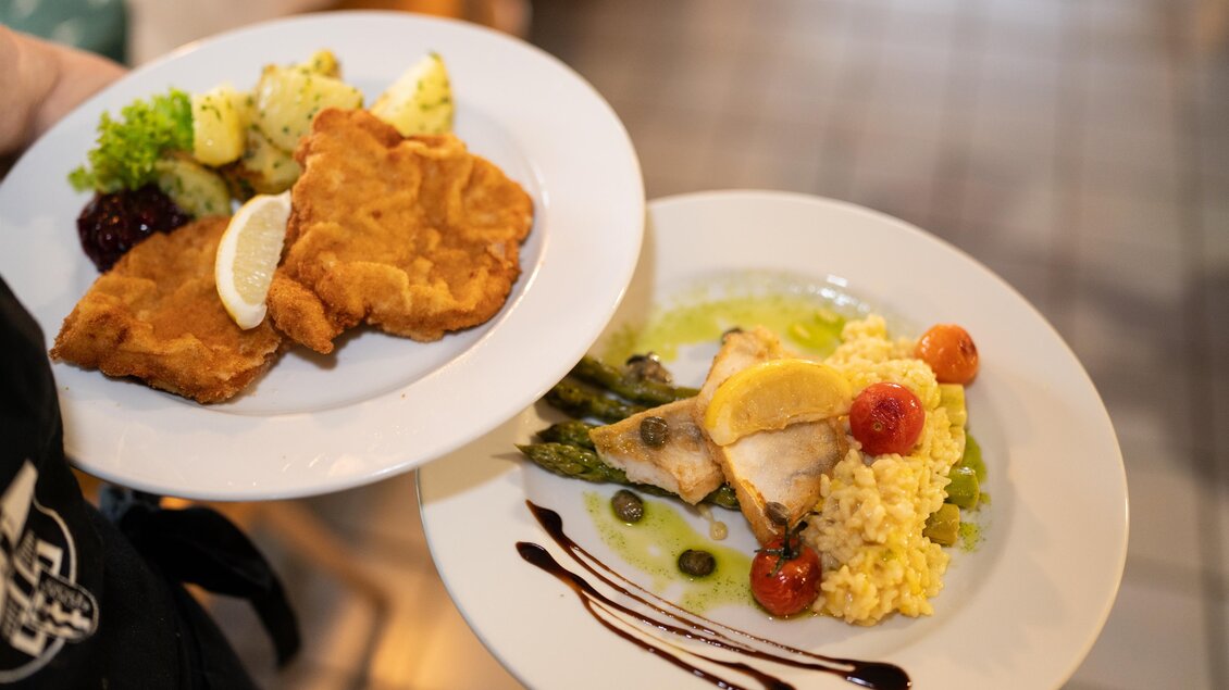 Kirchenwirt-Stadegger-essen-servieren | © Kump Photography