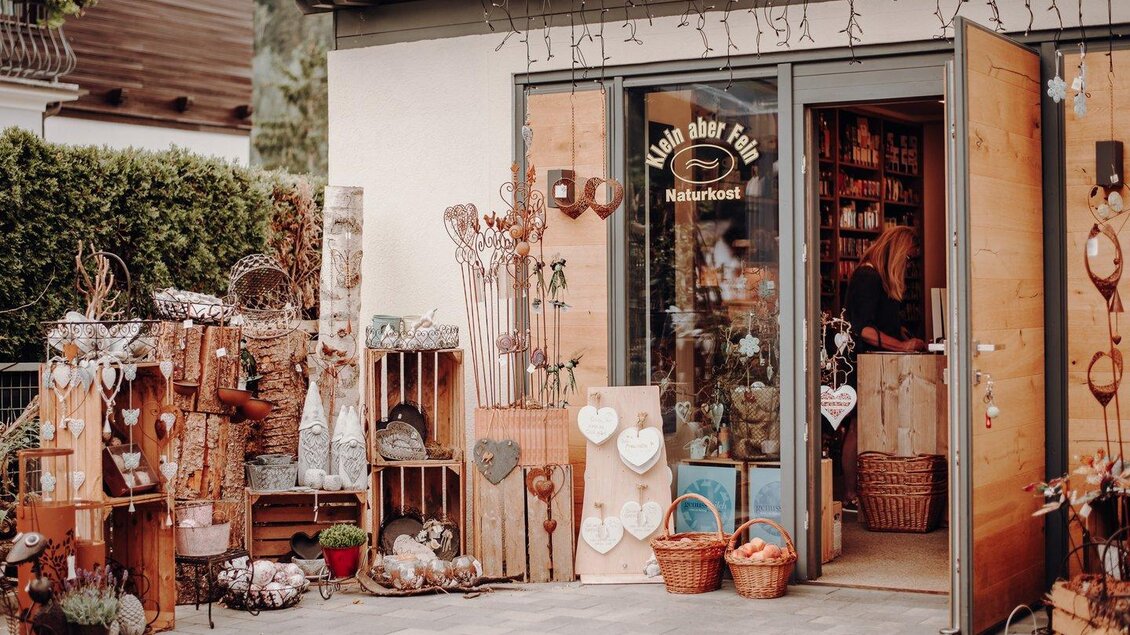 Ein einladender Laden mit handgemachten Waren und Naturprodukten. Der Eingangsbereich ist liebevoll dekoriert mit verschiedenen Körben und Dekoartikeln. | © GenussReich