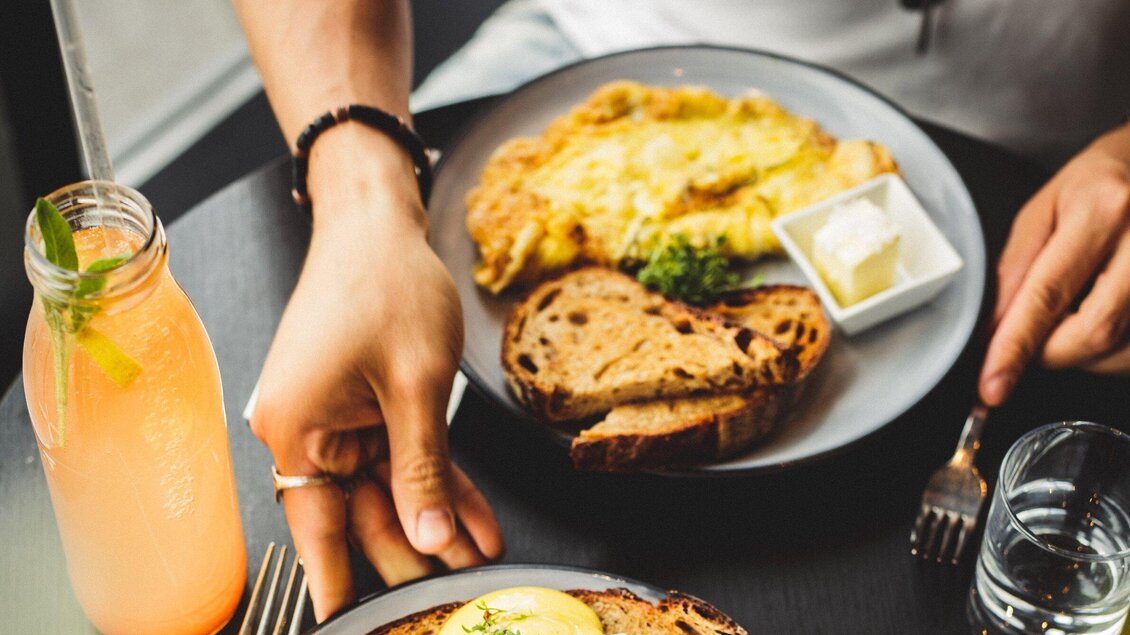 Ein leckerer Brunch mit Rührei, Vollkornbrot und einer erfrischenden Limonade. Die Atmosphäre ist gemütlich und einladend. | © Klyo - Aaron Jiang