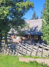 Almhütte mit Gastgarten & Holzzaun | © Mathias Renhart | © Mathias Renhart