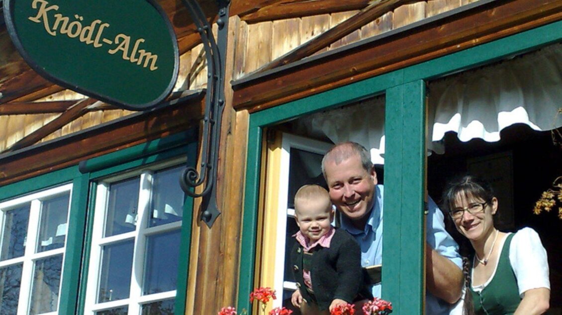 Toni, Fred u. Sandra (v.l.) die Wirtsleut | © Knödl-Alm