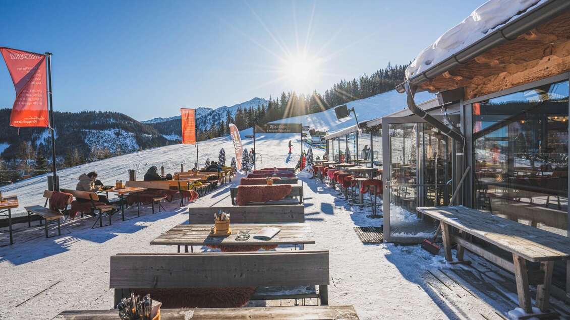 Sonnenterrasse der Knapplhütte am Hauser Kaibling mit Panoramablick auf die Berge. | © Knapplhütte