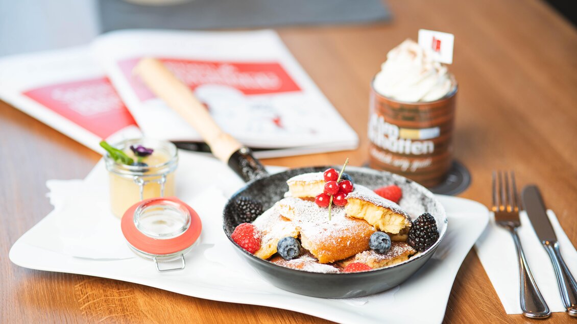 Kaiserschmarrn mit Beeren und Puderzucker serviert in der Knapplhütte am Hauser Kaibling. | © Knapplhütte