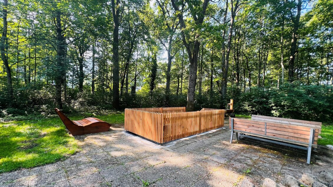 Ein ruhiger Bereich im Wald mit einer Holzbank und einer Liege. Umgeben von Bäumen bietet dieser Platz eine entspannte Atmosphäre. | © Marktgemeinde Admont