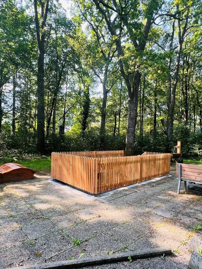 A quiet area in the forest with a wooden bench and a deck chair. Surrounded by trees, this spot offers a relaxed atmosphere. | © Marktgemeinde Admont