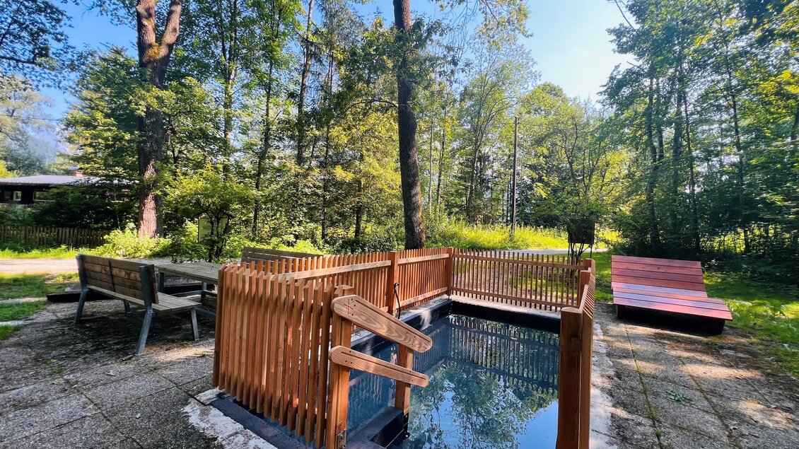 Ein kleiner Pool umgeben von Bäumen und Grün. Sitzgelegenheiten laden zum Entspannen ein. | © Martgemeinde Admont