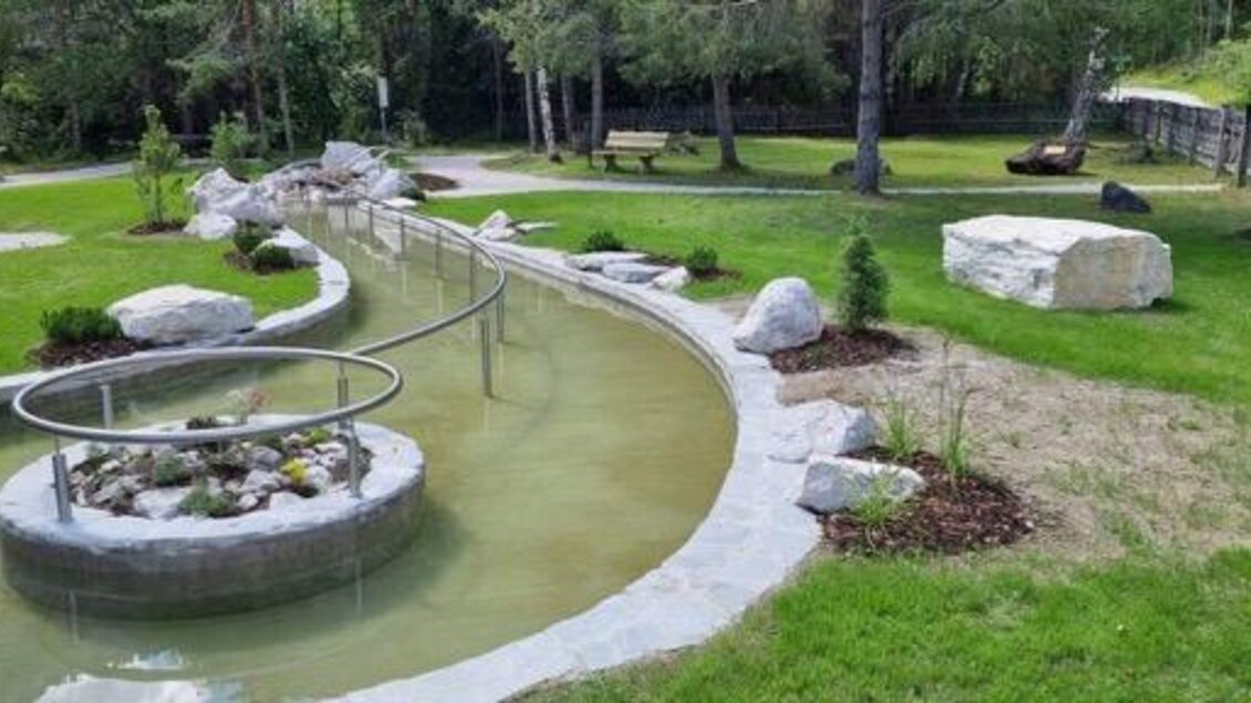Ein schöner Park mit einem kleinen Wasserlauf und grünen Wiesen. Verschiedene Steine und Bäume schaffen eine angenehme Atmosphäre. | © Marktgemeinde Gröbming 