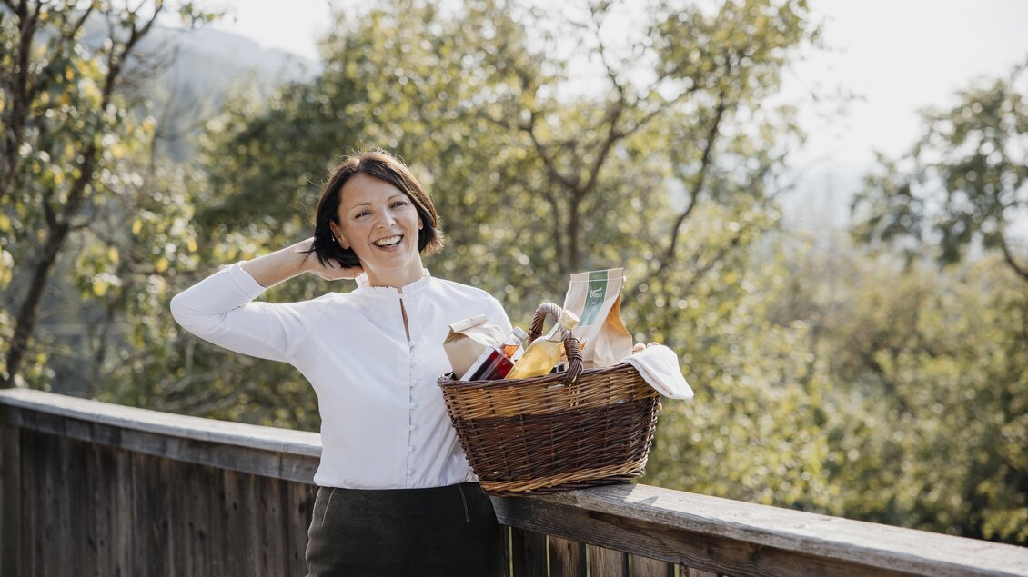 Korb mit regionalen Spezialitäten