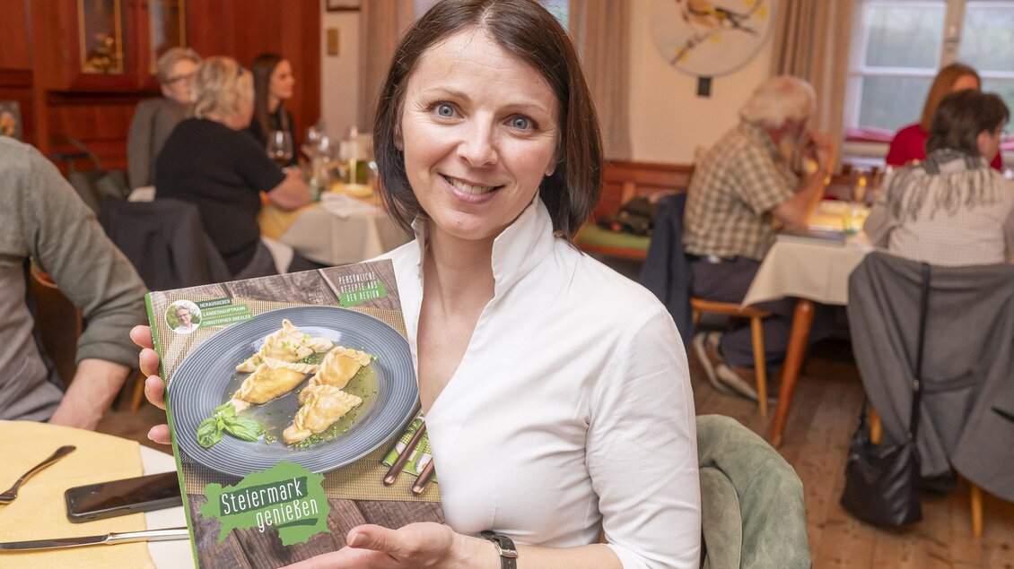 Christina mit Kochbuch "Steiermark genießen"