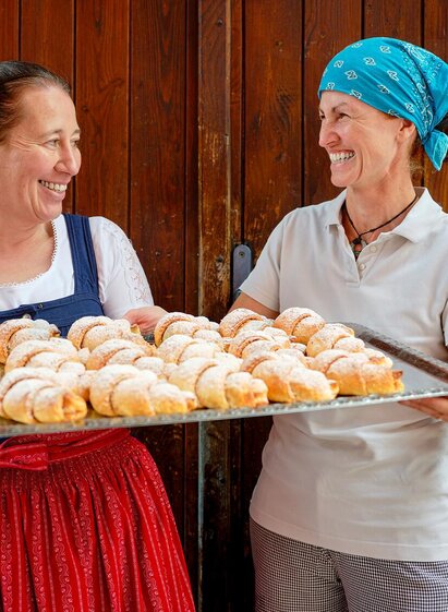 Anita & Birgit mit den Gesäusekipferln | SUSANNE EINZENBERGER | © Susanne Enzenberger Red Bull Mediahouse